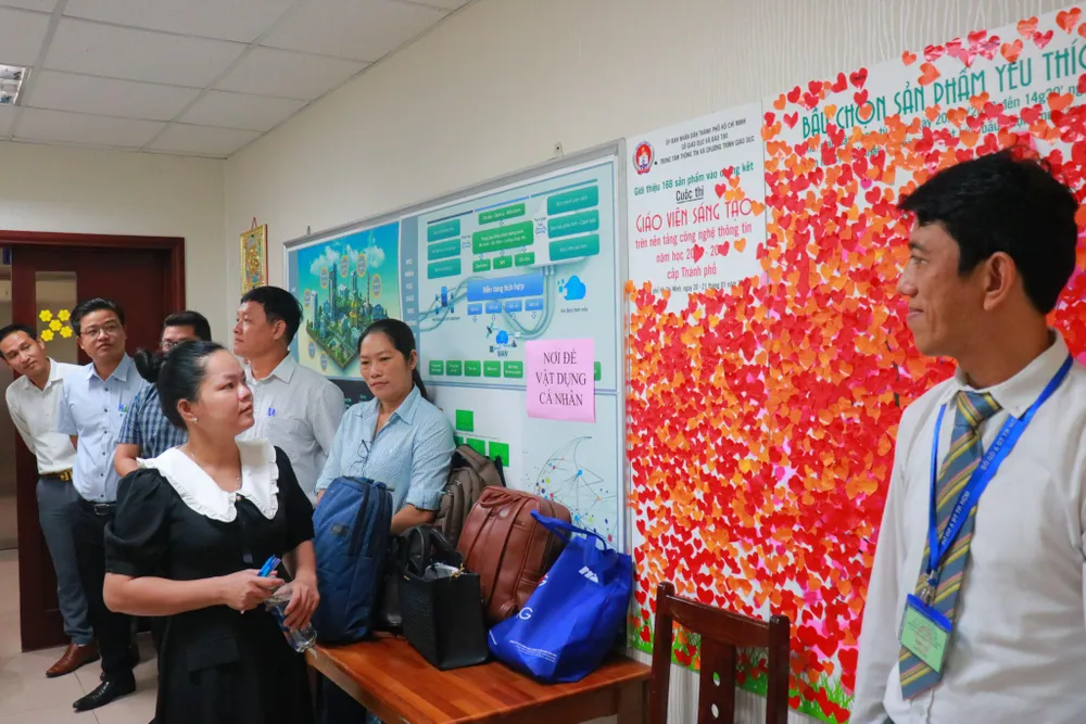 Thí sinh được mang tài liệu giấy vào phòng thi và bắt đầu thi viết trong vòng 180 phút