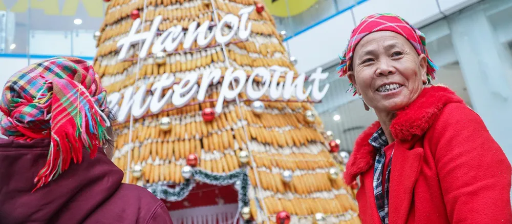 Chị Chẻo La Mẩy và Tả Lờ Mẩy đến từ Điện Biên ngỡ ngàng khi nhìn thấy cây thông được làm từ những trai bắp khô.