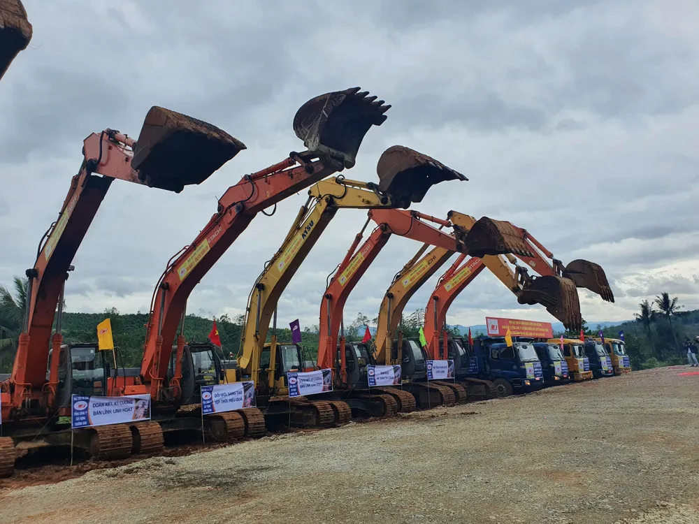 Phó Thủ tướng Chính phủ Lê Minh Khái, Bộ trưởng Bộ Xây dựng Nguyễn Thanh Nghị và lãnh đạo UBND tỉnh Hậu Giang bấm nút tại đầu cầu Hậu Giang. Ảnh: CHÂU ANH Dàn máy khởi động cho Dự án cao tốc Bắc-Nam đoạn Cần Thơ - Hậu Giang. Ảnh: CHÂU ANH Khí thế tưng bừng của ngày hội khởi công 12 dự án thành phần cao tốc Bắc-Nam giai đoạn 2. Ảnh: CHÂU ANH