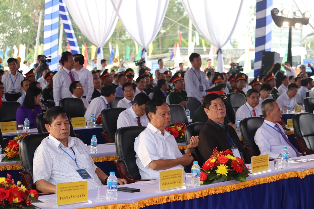 Các lãnh đạo địa phương, sở ngành tham dự buổi lễ . Ảnh: CHÂU ANH