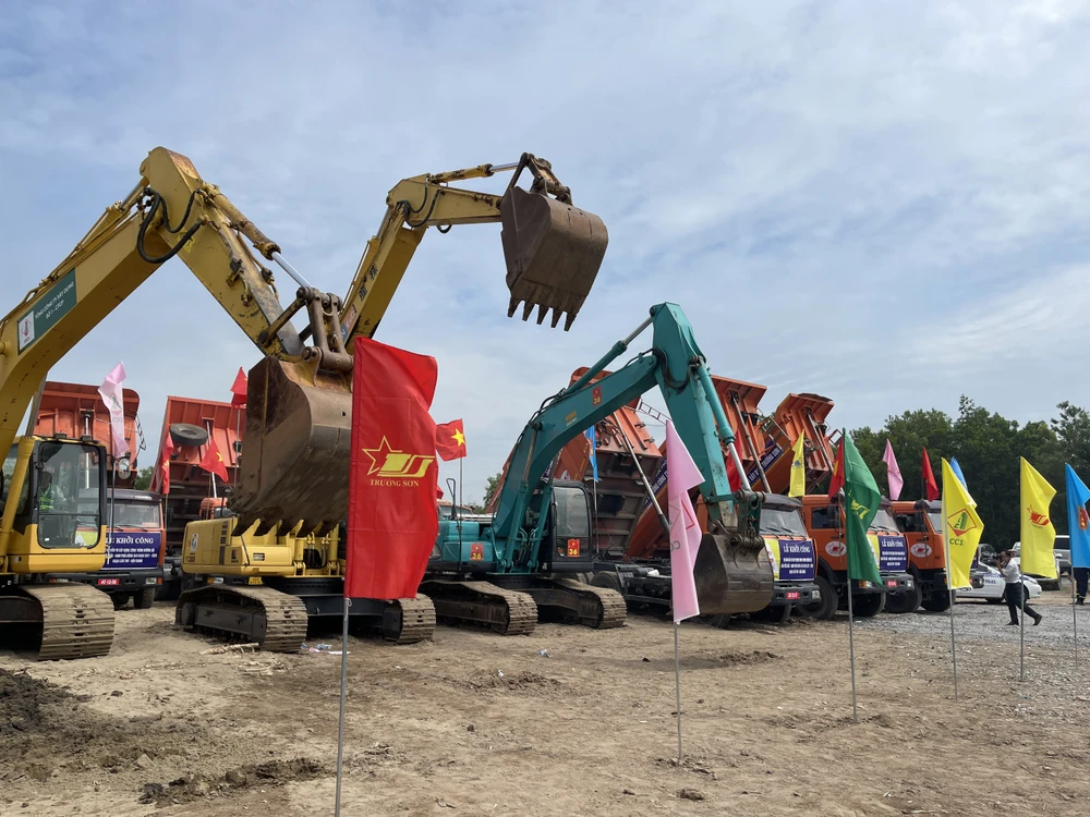 Khí thế tưng bừng của ngày hội khởi công 12 dự án thành phần cao tốc Bắc-Nam giai đoạn 2. Ảnh: CHÂU ANH