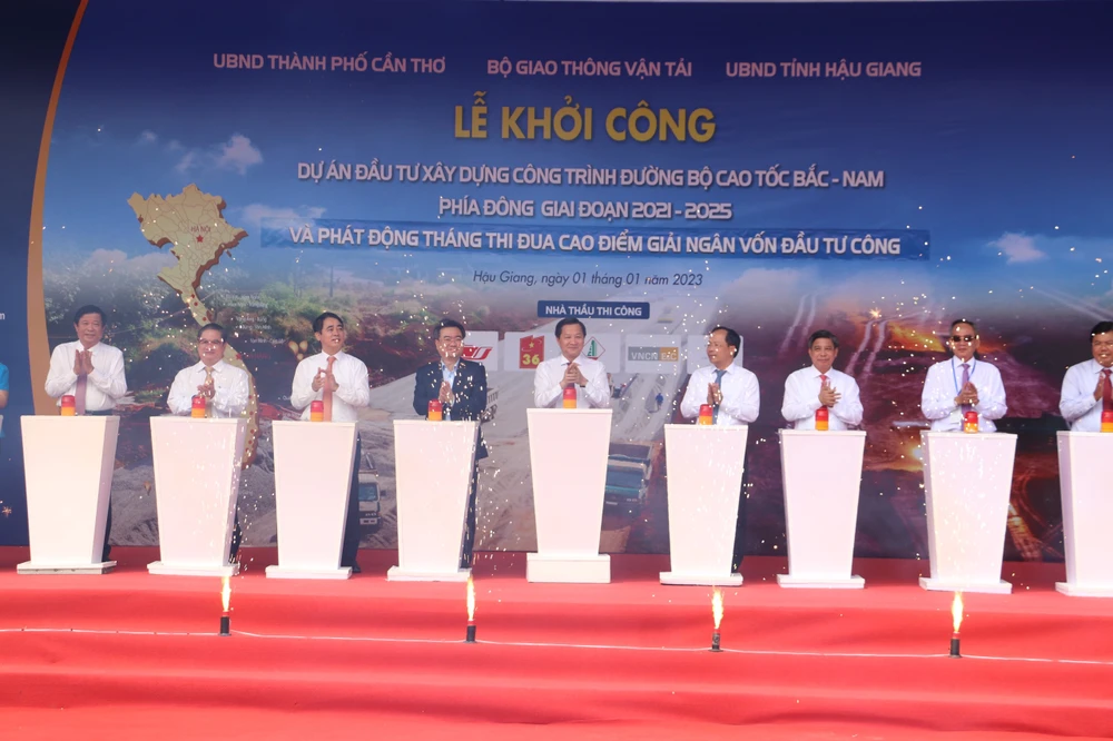 Phó Thủ tướng Chính phủ Lê Minh Khái, Bộ trưởng Bộ Xây dựng Nguyễn Thanh Nghị và lãnh đạo UBND tỉnh Hậu Giang bấm nút tại đầu cầu Hậu Giang. Ảnh: CHÂU ANH