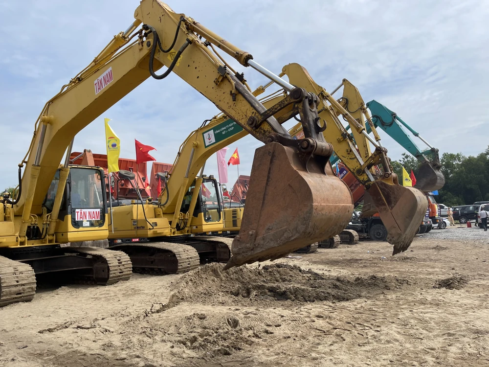 Dàn máy khởi động cho Dự án cao tốc Bắc-Nam đoạn Cần Thơ - Hậu Giang. Ảnh: CHÂU ANH