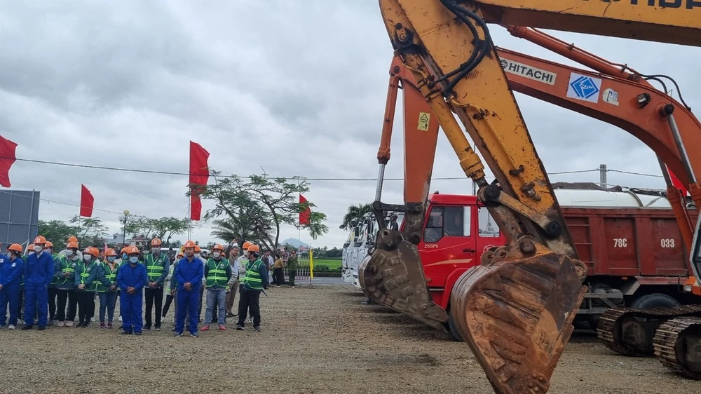 Nghi thức khởi công tại dự án thành phần Chí Thạnh- Vân Phong. Ảnh: TẤN LỘC