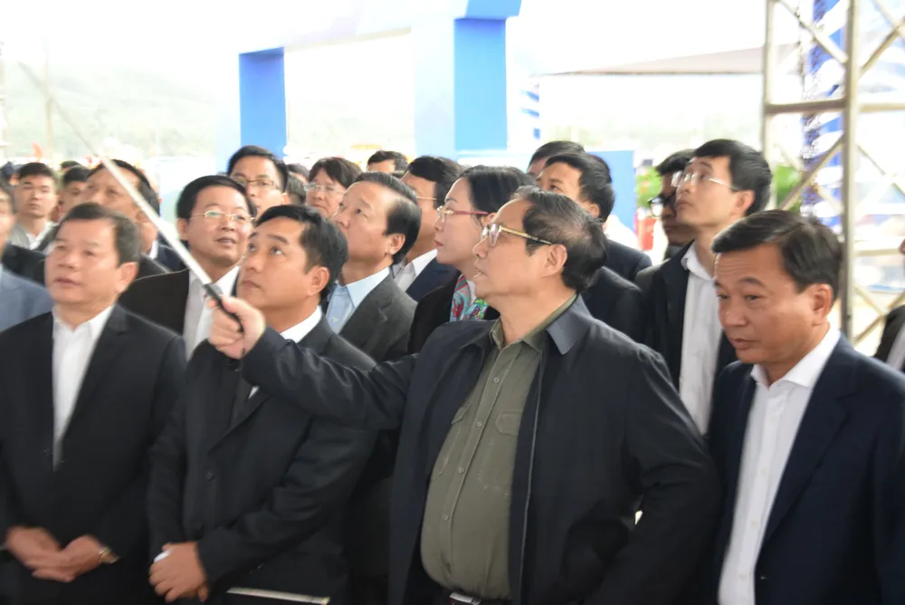 Thủ tướng lắng nghe báo cáo toàn tuyến và có những chỉ đạo nhanh cho các đơn vị. Ảnh: THANH NHẬT