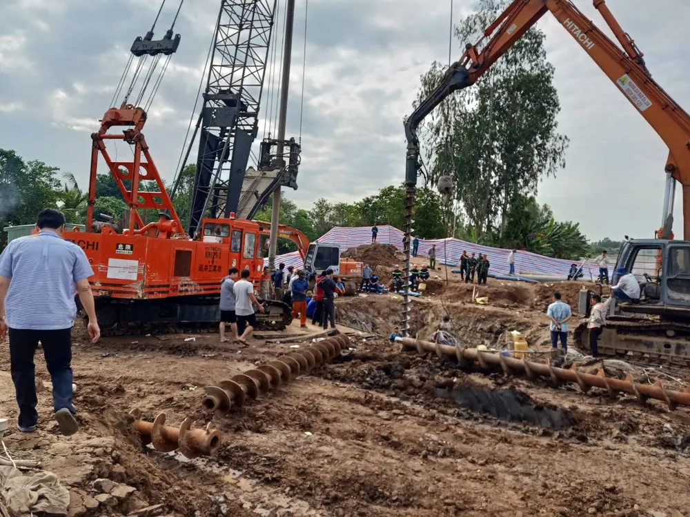 Dự kiến đêm nay sẽ hoàn tất giải cứu bé rơi vào ống trụ bê tông sâu 35 m ảnh 19 Dự kiến đêm nay sẽ hoàn tất giải cứu bé rơi vào ống trụ bê tông sâu 35 m ảnh 19