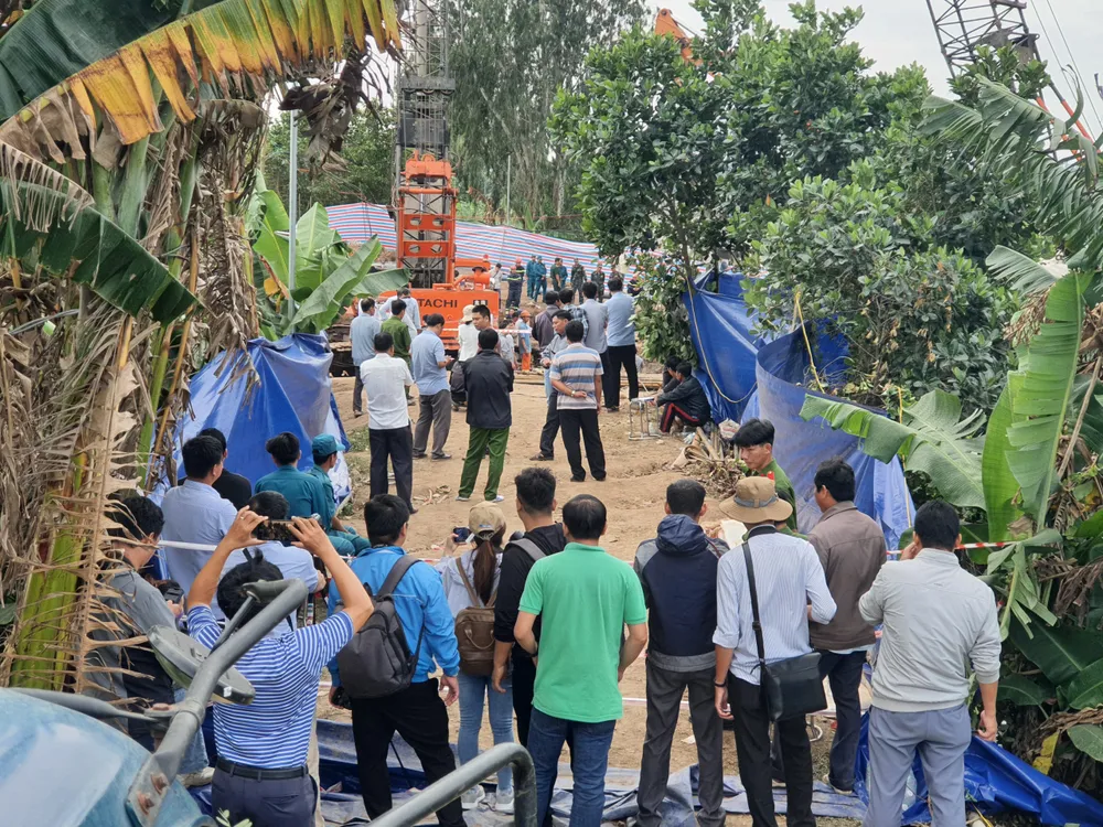 Nhiều người đang hướng vào khu vực cháu bé bị nạn cầu mong có điều thần kỳ cho cháu Nhiều người đang hướng vào khu vực cháu bé bị nạn cầu mong có điều thần kỳ cho cháu