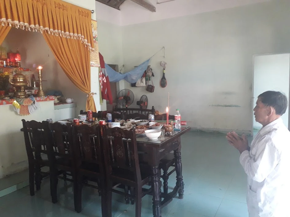 Gia chủ cúng rước ông bà về nhà ăn tết cùng con cháu