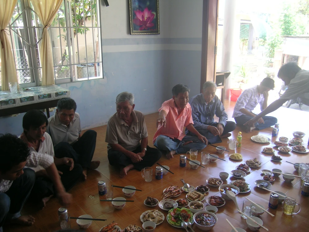 Sau khi cúng rước ông bà, tổ tiên, Ông Táo thì gia đình, bạn bè... họp mặt dùng bữa cơm cuối năm