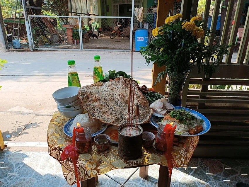 Bàn cúng trước sân theo quan niệm dân gian là cúng cô hồn, chiến sĩ trận vong...