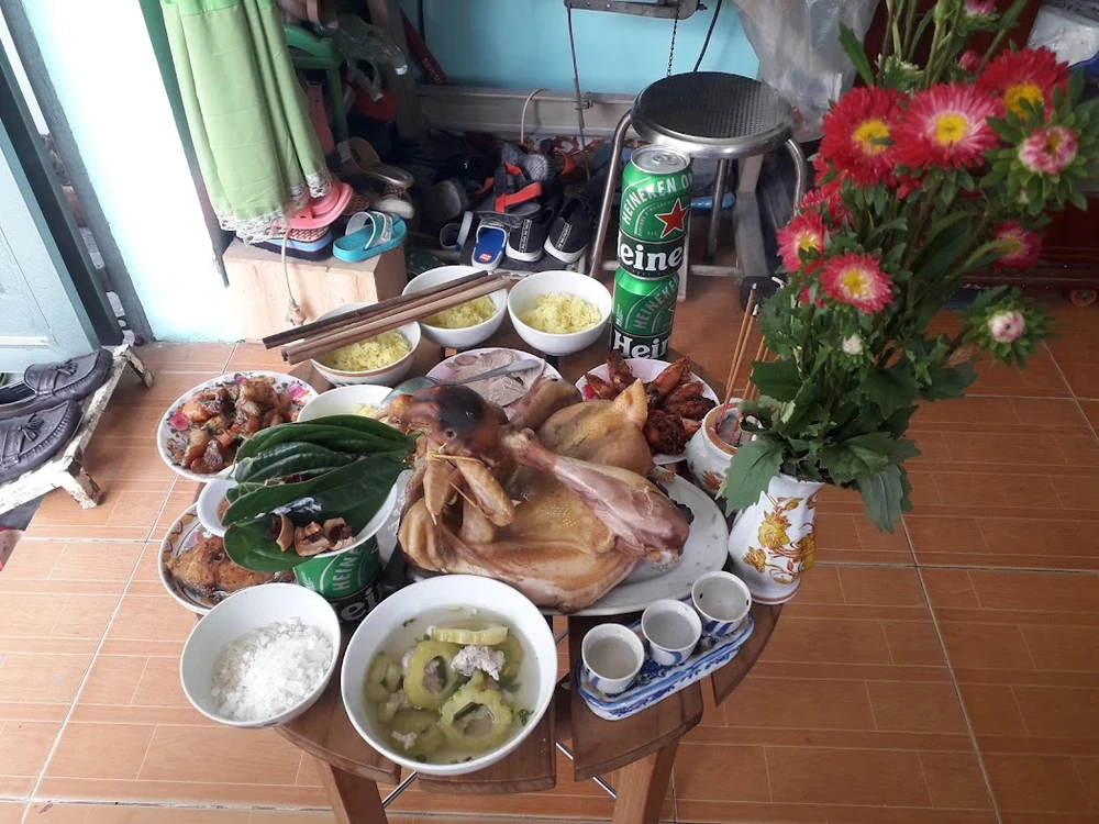 Mâm cúng giữa nhà là cúng viên trạch (đất đai)...