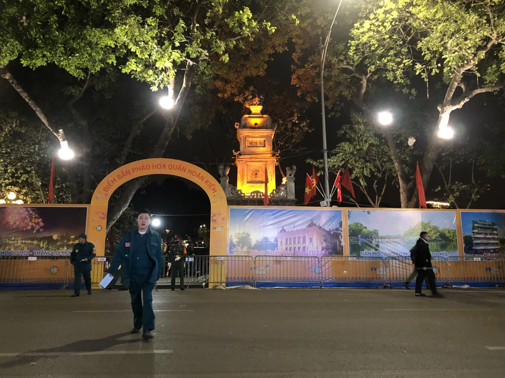 Khu vực Hồ Hoàn Kiếm là một trong những điểm bắn pháo hoa. ẢNH: MINH TRÚC