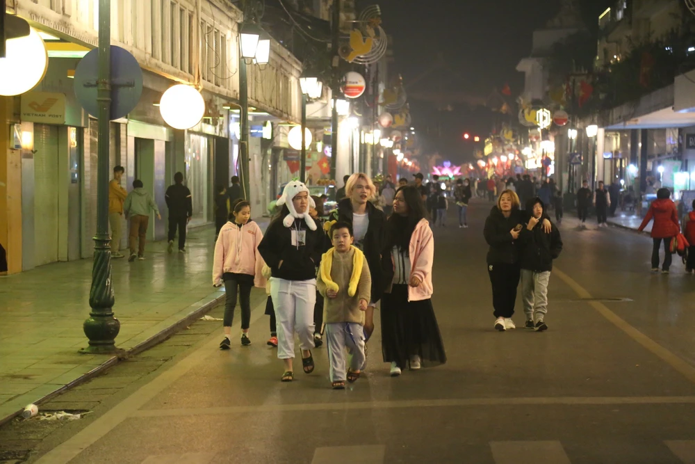 Người dân Hà Nội ra đường đón giao thừa. ẢNH: PHI HÙNG