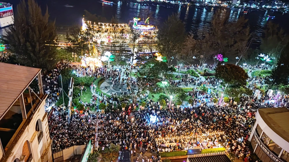 Người dân Đà Nẵng nô nức ra đường đón giao thừa.