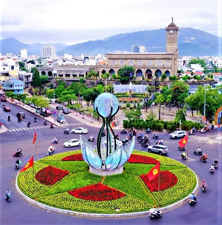 Biểu tượng tại Ngã 6, nhà thờ Đá được chỉnh trang mới.