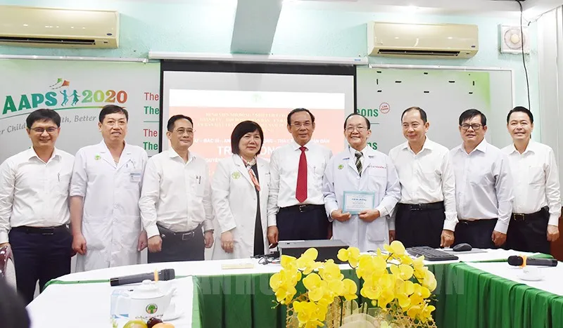 Bí thư Nguyễn Văn Nên và các đại biểu thăm hỏi, chúc mừng GS.BS Trần Đông A. Ảnh: Thanhuytphcm.vn