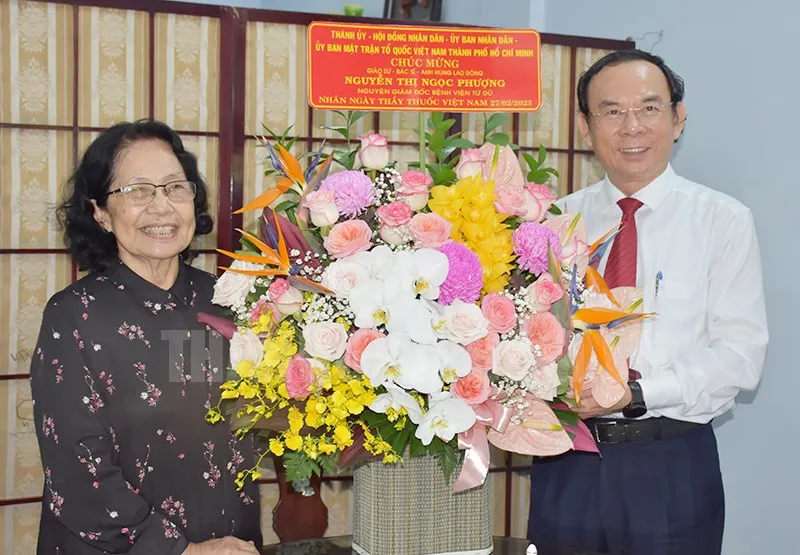Bí thư Thành ủy TP.HCM Nguyễn Văn Nên tặng hoa chúc mừng GS-BS Nguyễn Thị Ngọc Phượng. Ảnh: Thanhuytphcm.vn