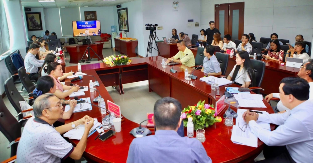 Ông Nguyễn Tô An, Phó Cục trưởng cục Đăng kiểm Việt Nam phát biểu ý kiến từ đầu cầu Hà Nội