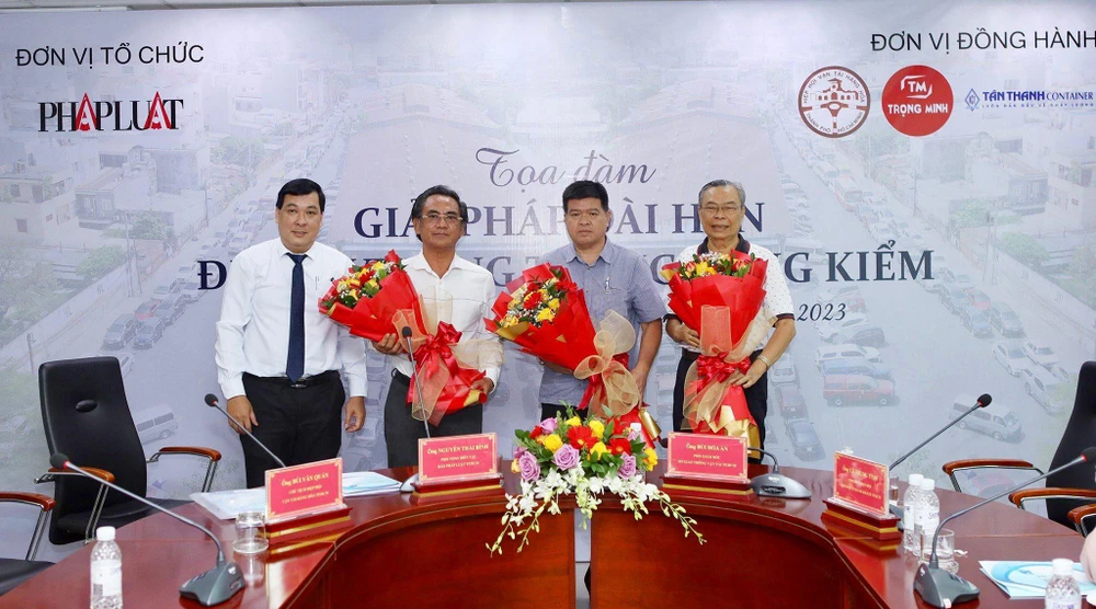 Ông Nguyễn Thái Bình, Phó Tổng Biên tập Báo Pháp Luật TP.HCM cảm ơn và tặng hoa cho các đại biểu tham dự tọa đàm.