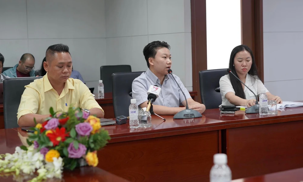 Bà Kiều Ngọc Phương (giữa), Đại diện Công ty Cổ phần Thương mại Cơ khí Tân Thanh