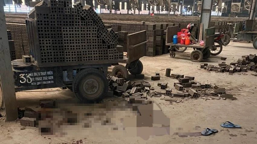 Hiện trường vụ tai nạn khiến nam công nhân tử vong. Ảnh: CACC