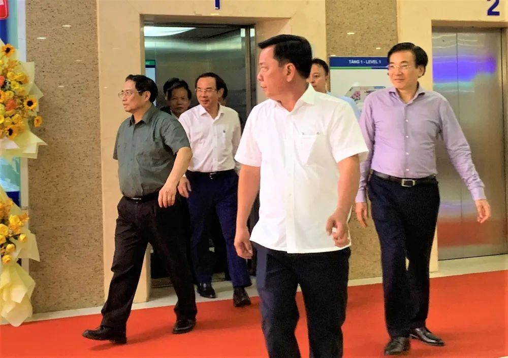 Thủ tướng Phạm Minh Chính tại Bệnh viện Ung bướu TP.HCM (cơ sở 2). Ảnh: THẢO PHƯƠNG