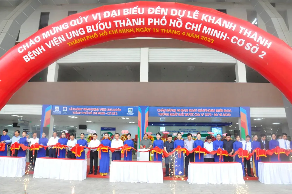 Thủ tướng cùng các đại biểu cắt băng khánh thành Bệnh viện Ung bướu TP.HCM (cơ sở 2). Ảnh: TS