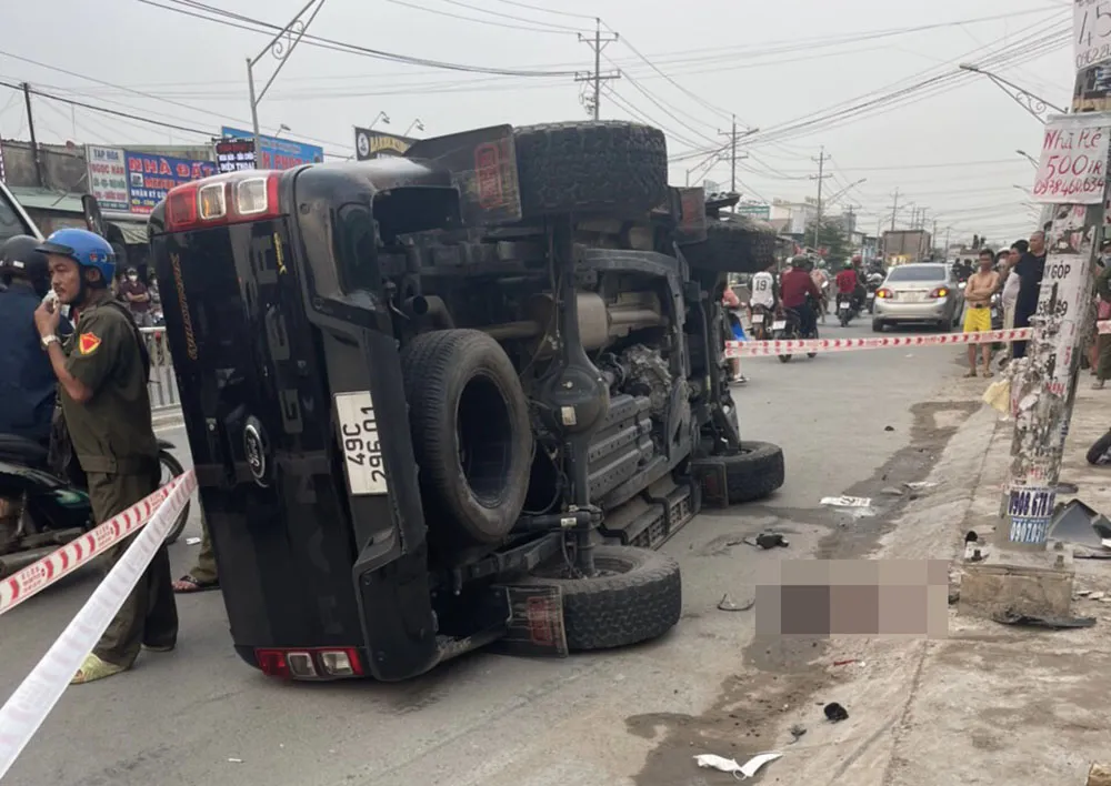 Hiện trường chiếc xe bán tải đã lật nghiêng. Ảnh: CTV