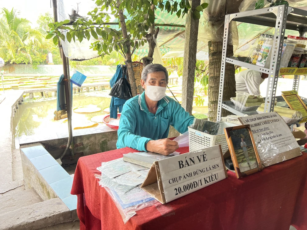 Ông Trần Văn Lạc hiện đang hành nghề chụp hình tạo chia sẻ: “Từ khi xuất hiện cây sen khổng lồ cho đến nay cũng đã hơn 30 năm, lúc nào chùa cũng có khách ghé thăm và chiêm ngưỡng loại sen thú vị này”. Ảnh: QUỐC HƯƠNG. Ông Trần Văn Lạc hiện đang hành nghề chụp hình tạo chia sẻ: “Từ khi xuất hiện cây sen khổng lồ cho đến nay cũng đã hơn 30 năm, lúc nào chùa cũng có khách ghé thăm và chiêm ngưỡng loại sen thú vị này”. Ảnh: QUỐC HƯƠNG.