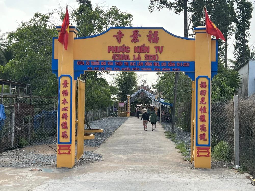 Cổng vào chùa Lá Sen (Phước Kiển Tự) nơi nuôi trồng loài sen có lá khổng lồ. Ảnh: QUỐC HƯƠNG. Cổng vào chùa Lá Sen (Phước Kiển Tự) nơi nuôi trồng loài sen có lá khổng lồ. Ảnh: QUỐC HƯƠNG.