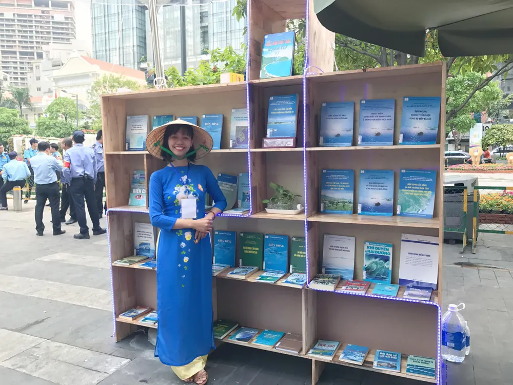 Tác giả ở đường sách.