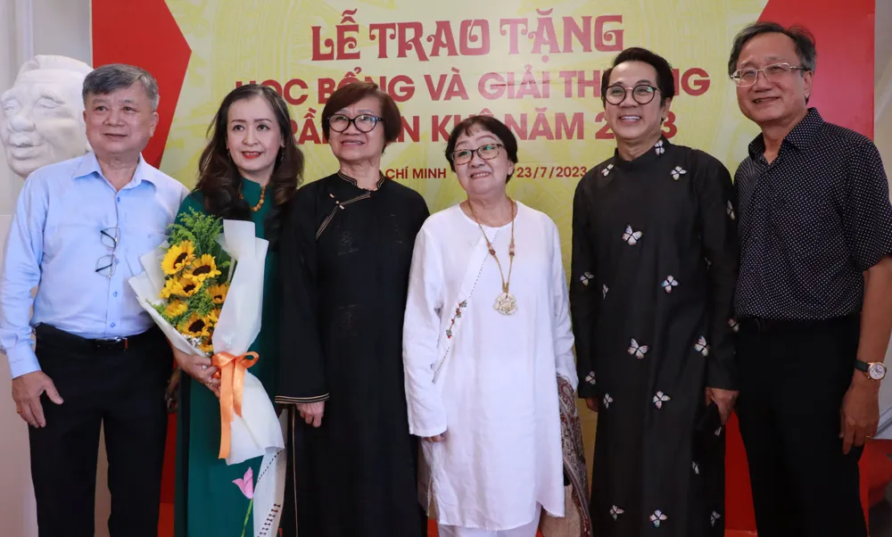 NSUT Thành Lộc chụp hình lưu niệm cùng NSƯT Nguyễn Thị Hải Phượng và các thành viên quỹ Trần Văn Khê