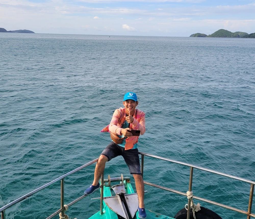 Hướng dẫn viên Đặng Văn Rồng đang chụp hình cho du khách trong tour tham quan quần đảo Nam Du. Ảnh: Thanh Trang