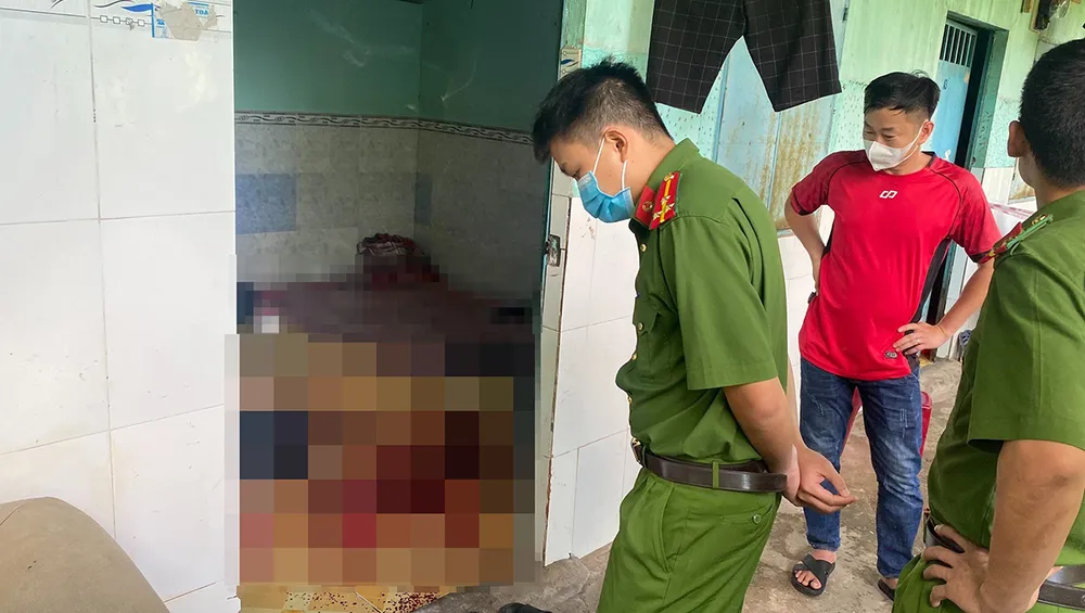 Công an khám nghiệm hiện trường để điều tra vụ việc. Ảnh: CACC