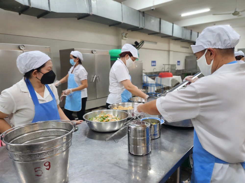 Khu vực chế biến bữa ăn bán trú của Trường Tiểu học Nguyễn Bình Khiêm, quận 1. Ảnh: NQ IMG_20230920_070756.jpg