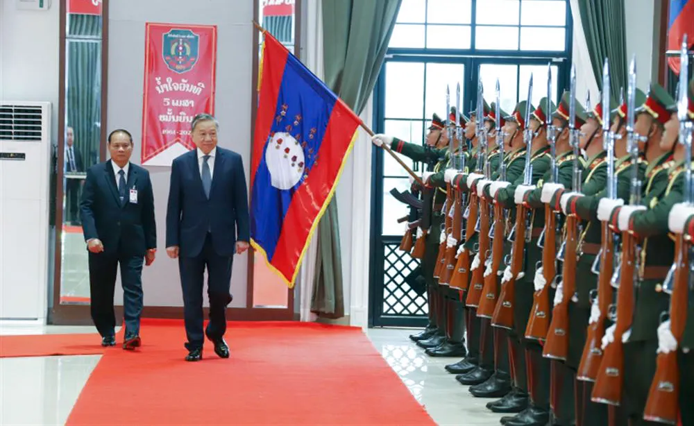 Phó Thủ tướng, Bộ trưởng Vilay Lakhamphong và Bộ trưởng Tô Lâm duyệt Đội danh dự Công an Lào. dai-tuong-to-lam-tham-lao-3.jpg
