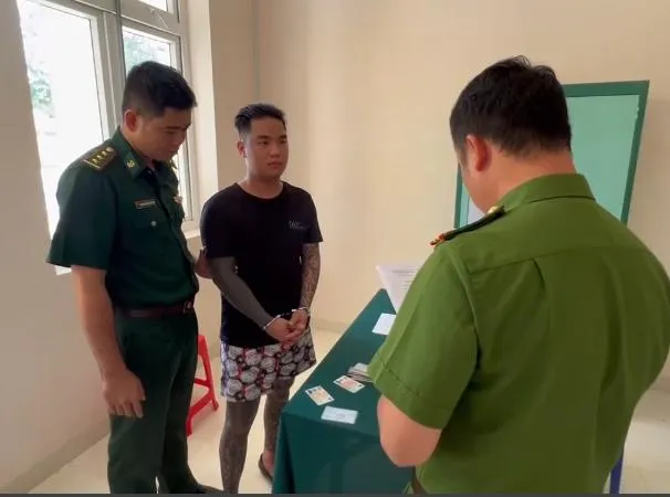 Biên phòng Long An bắt thanh niên mua bán ma tuý khi đang lẩn trốn. thanh-nien-buon-ban-ma-tuy-2.jpeg