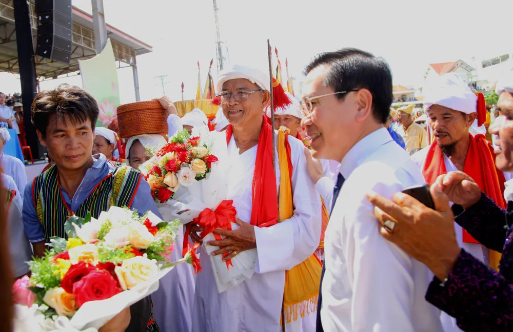 Ông Phạm Văn Hậu – Phó Bí thư thường trực tỉnh ủy, Chủ tịch HĐND tỉnh Ninh Thuận tặng hoa và chức mừng các vị chức sắc Chăm tại lễ rước y trang Pô Inư Nưgar tại lế khai hội KaTê ở làng Chăm Hữu Đức. 1. Ông Phạm Văn Hậu.jpg