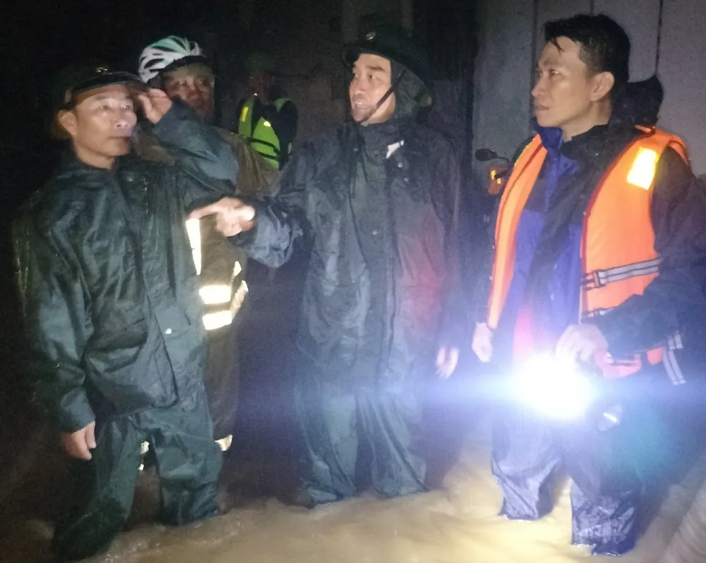 Ông Lê Trung Chinh (giữa) trực tiếp kiểm tra, chỉ đạo sơ tán người dân, di dời tài sản khỏi các khu vực ngập nặng. Ảnh: CTV da-nang-so-tan-ngap-lut-7522-6068.jpg