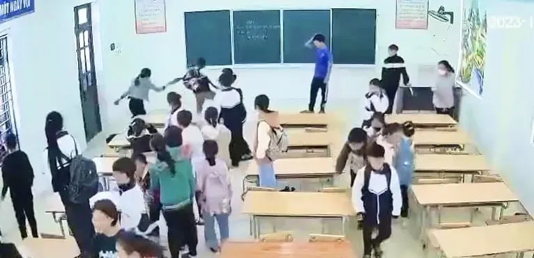 cô giáo bị nhốt trong lớp