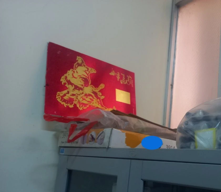 Những cuốn lịch bloc, lịch lò xo được ngân hàng tặng quà Tết nhiều năm trước đây vẫn còn để trên kệ tủ phòng kế toán của một công ty. Ảnh: NĐ tặng lịch