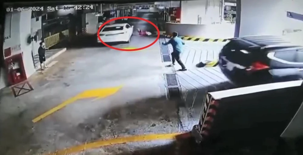 Chiếc ô tô điên cuồng húc văng người phụ nữ trong hầm để xe của chung cư. Ảnh: Cắt từ camera