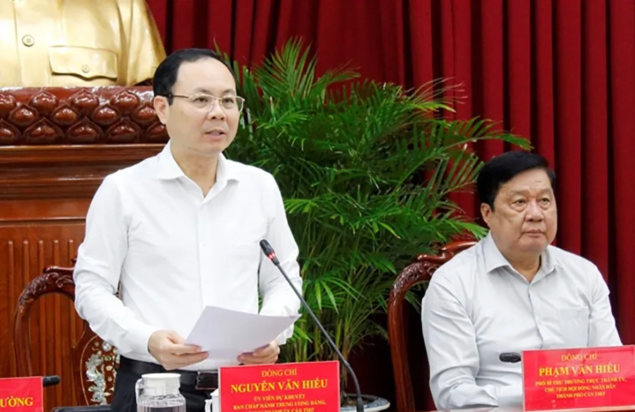 Bí thư Thành ủy Cần Thơ Nguyễn Văn Hiếu phát biểu chỉ đạo tại cuộc họp đầu năm. Ảnh: NHẪN NAM bi-thu-can-tho.jpg