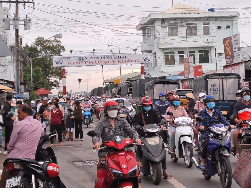 Hiện Bến Tre đang phối hợp với tỉnh Vĩnh Long xây dựng cầu Đình Khao thay thế phà hiện hữu Năm 2024 Bến Tre sẽ khởi công nhiều công trình, dự án mang tính động lực