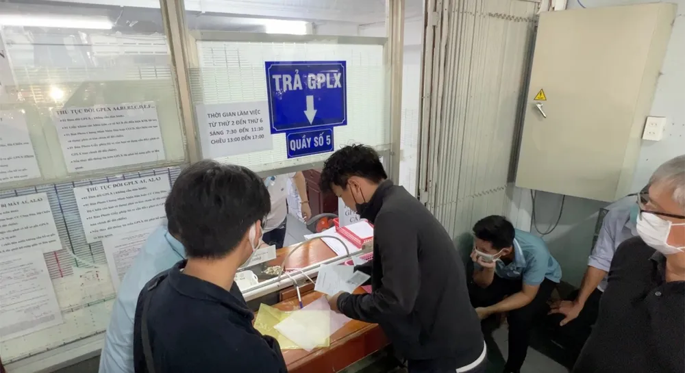 Người dân làm thủ tục cấp đổi giấy phép lái xe