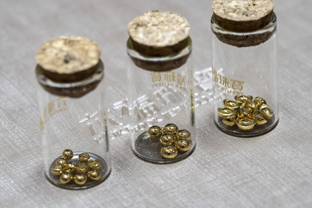 Những hạt vàng nhỏ giá 600 nhân dân tệ/hạt đang rất được người trẻ Trung Quốc ưa chuộng - Ảnh: Bloomberg