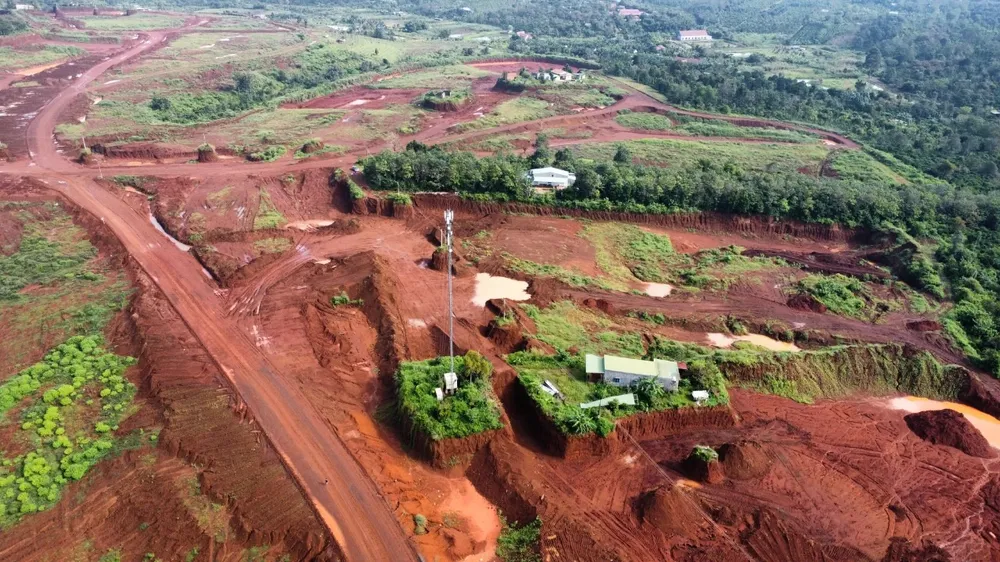Người dân chưa thể di dời khỏi mỏ bauxite vì chờ đất tái định cư. Ảnh: VŨ LONG quy hoạch bauxite..jpg