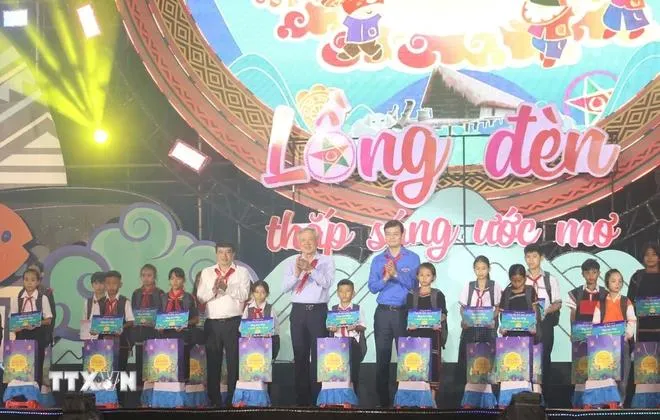 Tiết mục văn nghệ sôi động trong chương trình Đêm hội trăng rằm “Lồng đèn thắp sáng ước mơ”. Ảnh: Tuấn Anh/TTXVN pho-thu-tuong-thuong-truc-2.webp