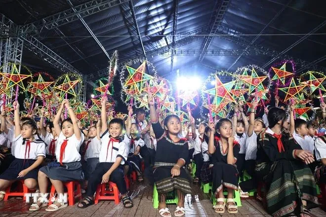 Trao quà và học bổng cho thiếu nhi có hoàn cảnh khó khăn trên địa bàn tỉnh Đắk Lắk. Ảnh: Tuấn Anh/TTXVN pho-thu-tuong-thuong-truc-3.webp