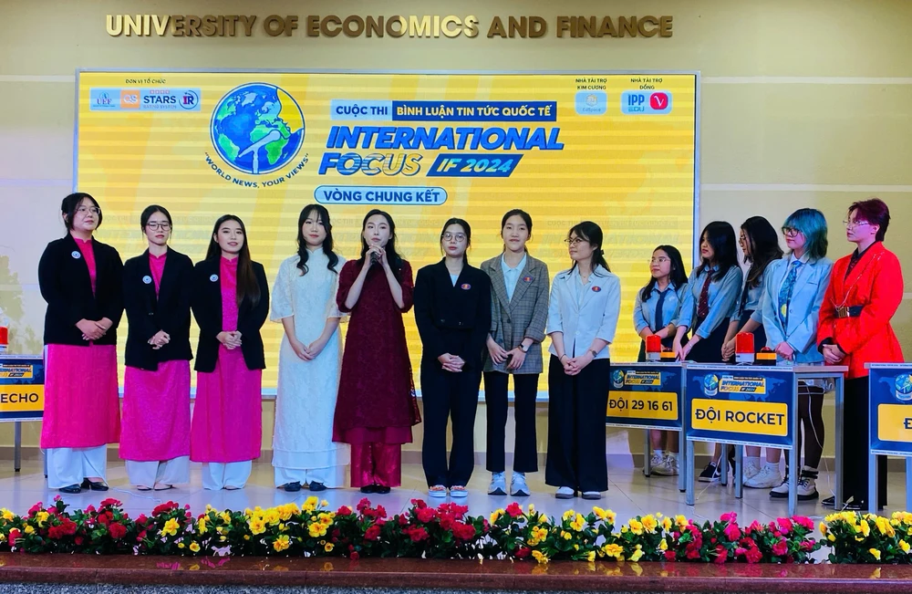 Nhà bình luận quốc tế